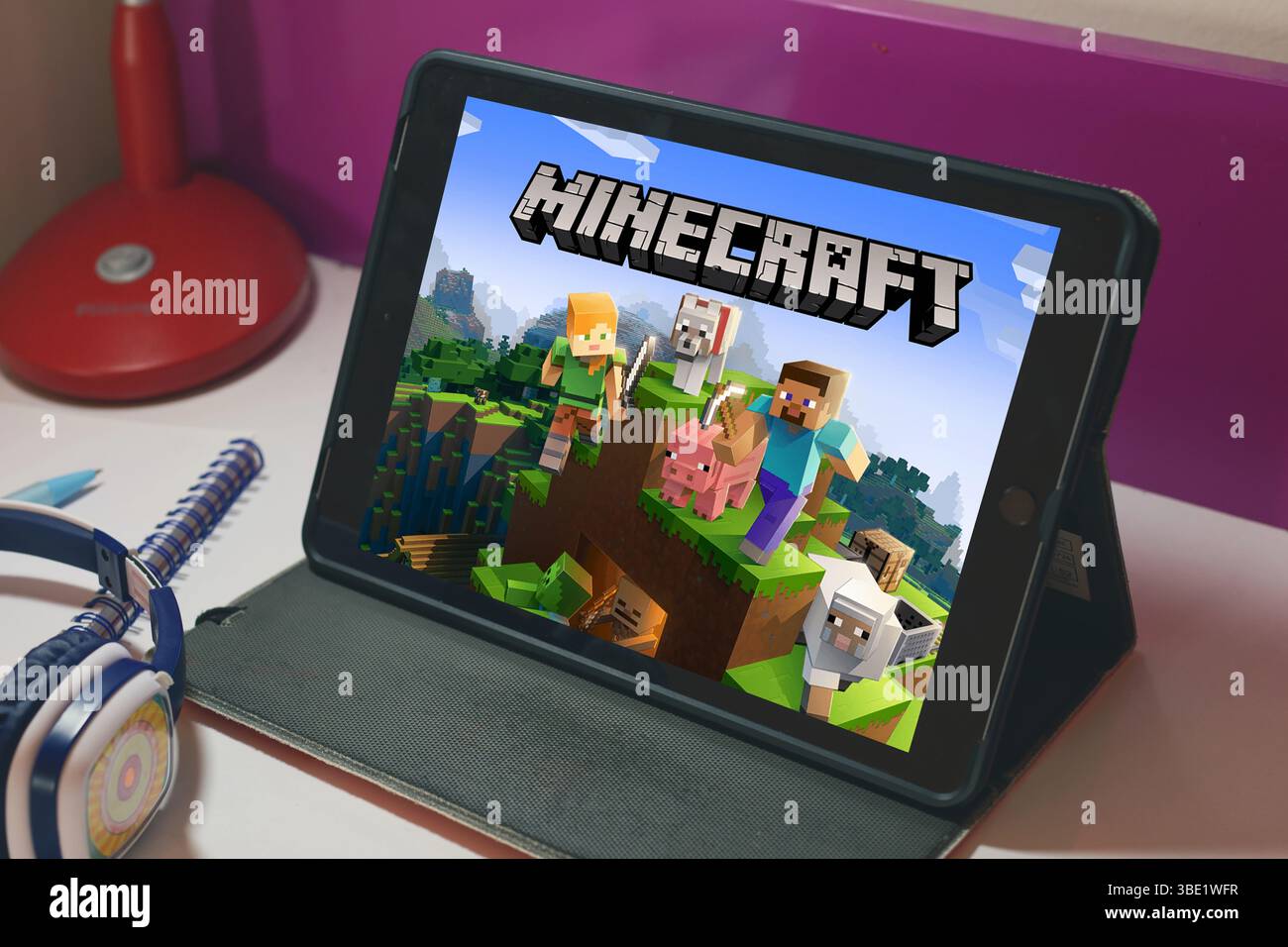 Antalya, Turchia - 23 maggio 2025: Minecraft è un videogioco sandbox. App di gioco Minecraft e logo sullo schermo dell'iPad Foto Stock