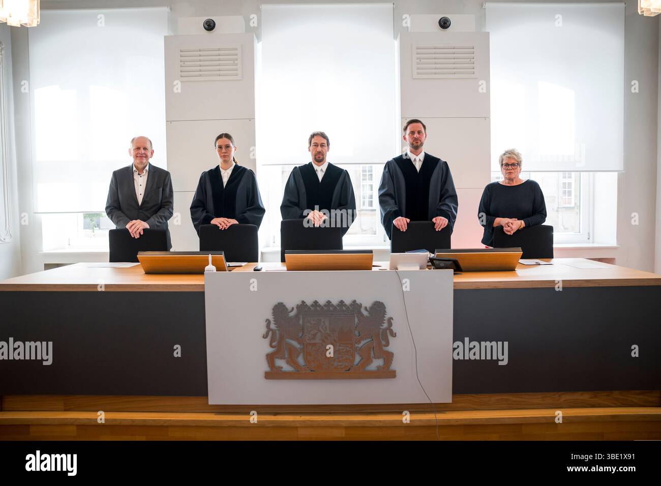 Bayreuth, Germania. 27 maggio 2025. Il presidente del tribunale amministrativo, Weber (M), entra in aula con i suoi colleghi. Un ex soldato si appella contro il suo licenziamento. Secondo la Bundeswehr, la donna era membro di un partito di estrema destra. La donna nega l'adesione. Crediti: Daniel Vogl/dpa/Alamy Live News Foto Stock