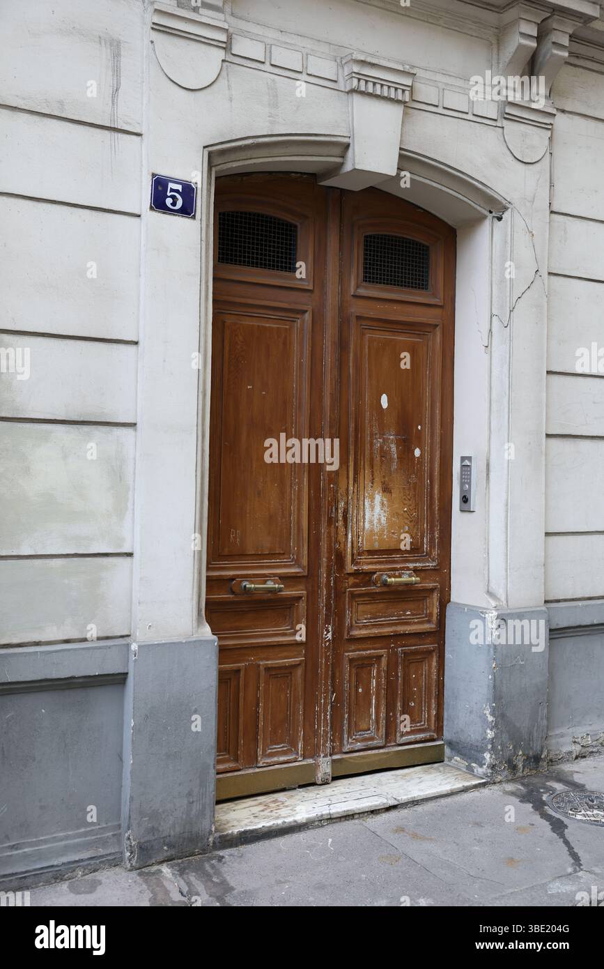 Porta parigina numero 5 con archi in legno e vernice per pelatura Foto Stock