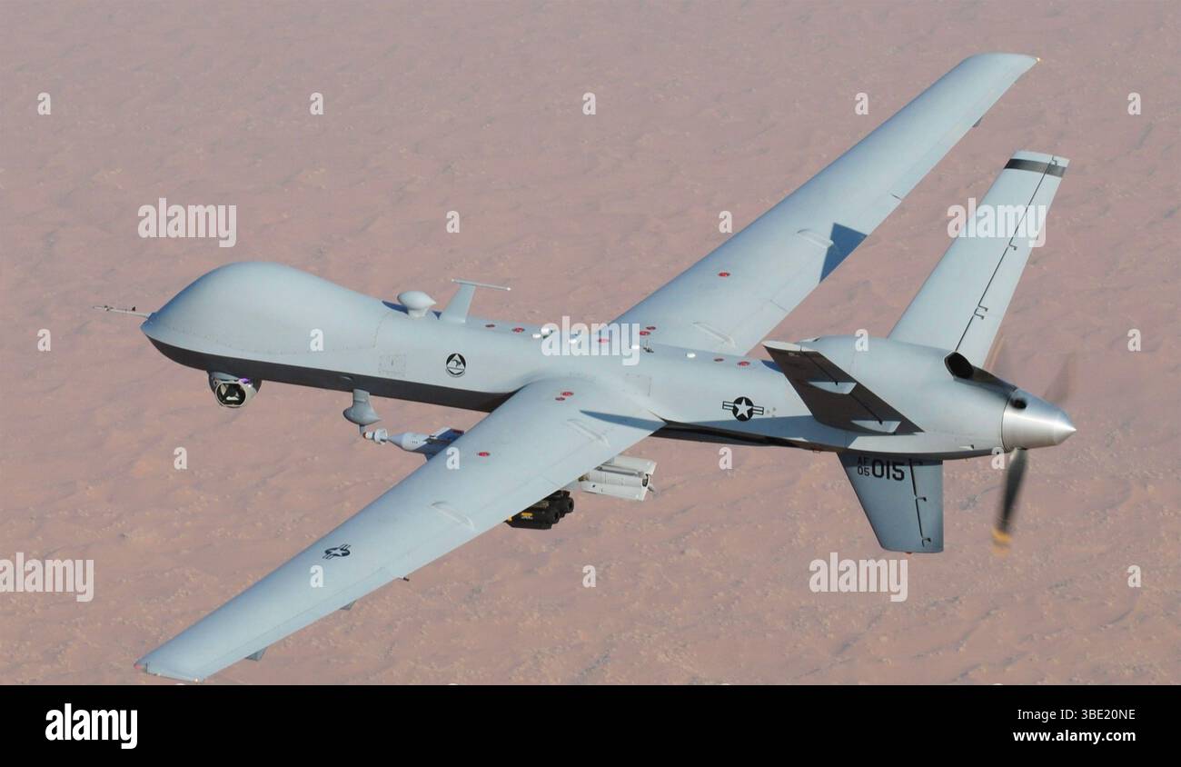 Il drone Reaper mq-9A General Atomics dell'aeronautica statunitense, armato con un Paveway e due missili AGM-114 Hellfire sull'Afghanistan nel 2008. Foto: Tenente col. Leslie Pratt/U/S. Aeronautica militare Foto Stock