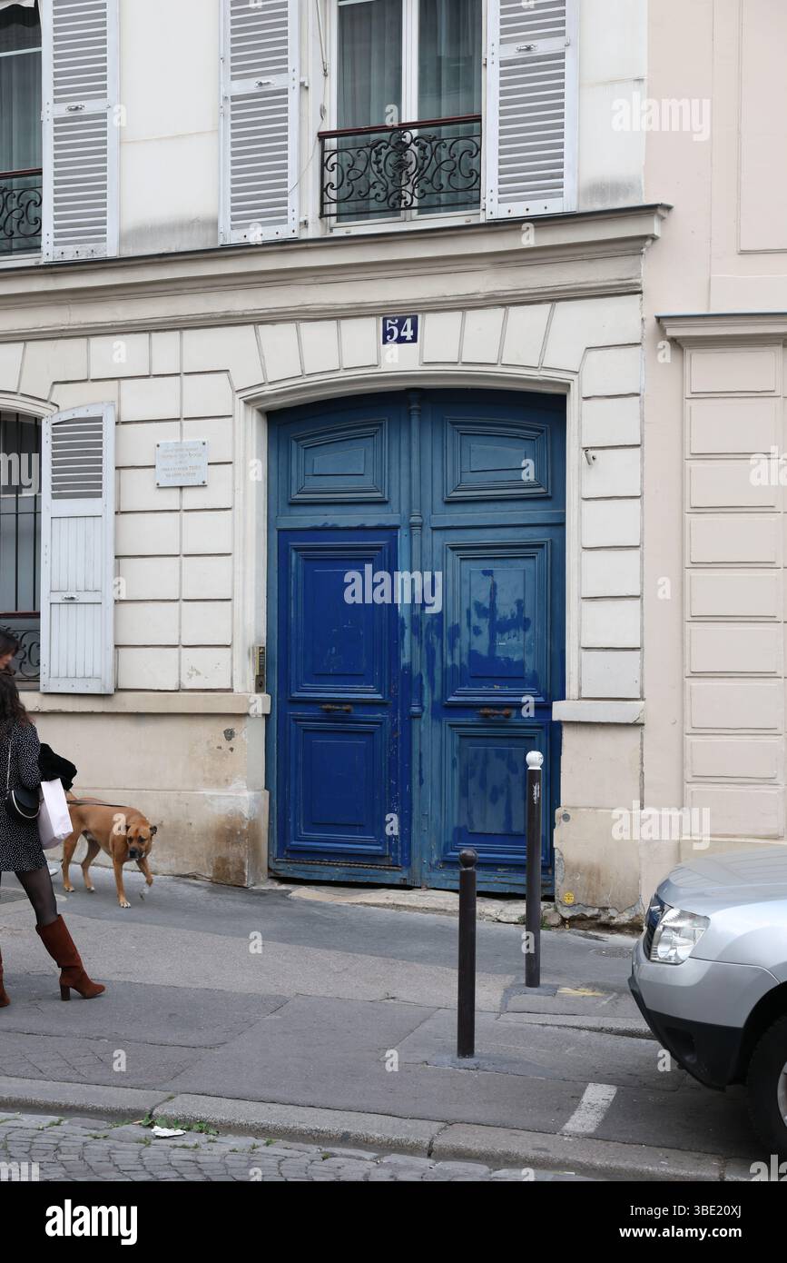 Vibrant Blue Wooden Door numero 54 su una strada Parigina Foto Stock