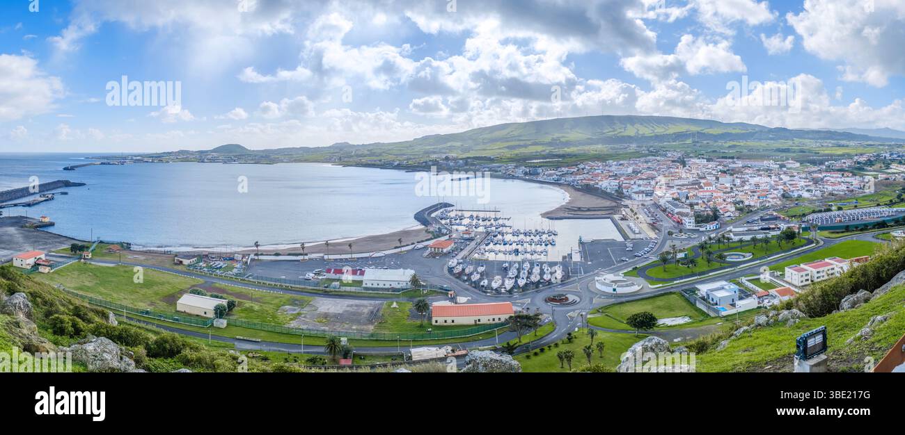 Vista panoramica della baia di Praia da Vitoria e della città costiera di Terceira, Azzorre. Porto portoghese, isola atlantica, paesaggio panoramico, vivace comunità, Foto Stock