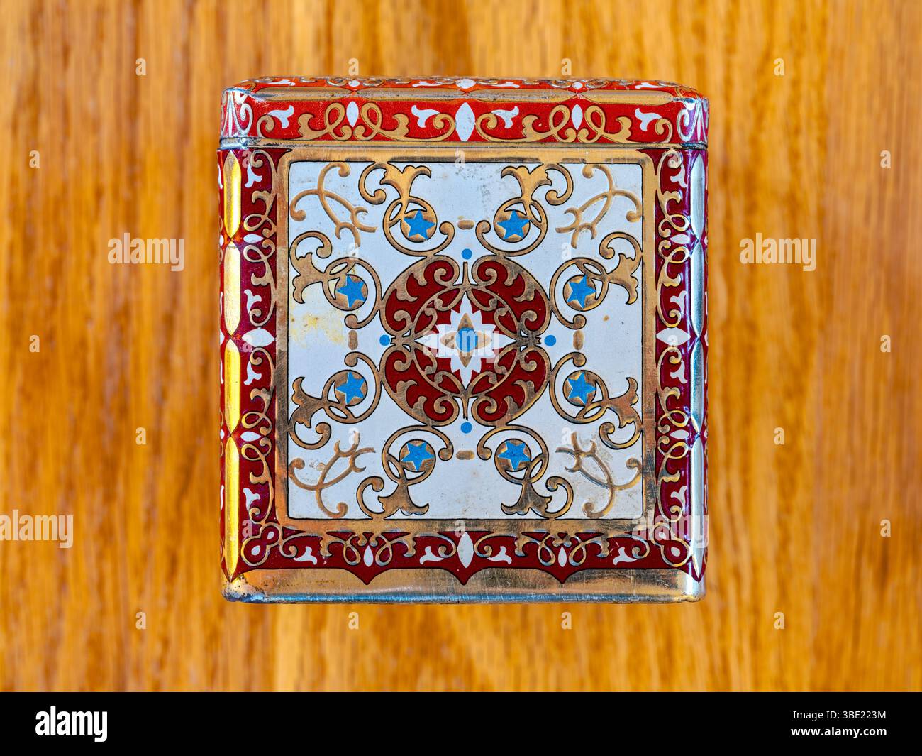 Il dettaglio del lato di una elegante scatola di latta antica Foto Stock