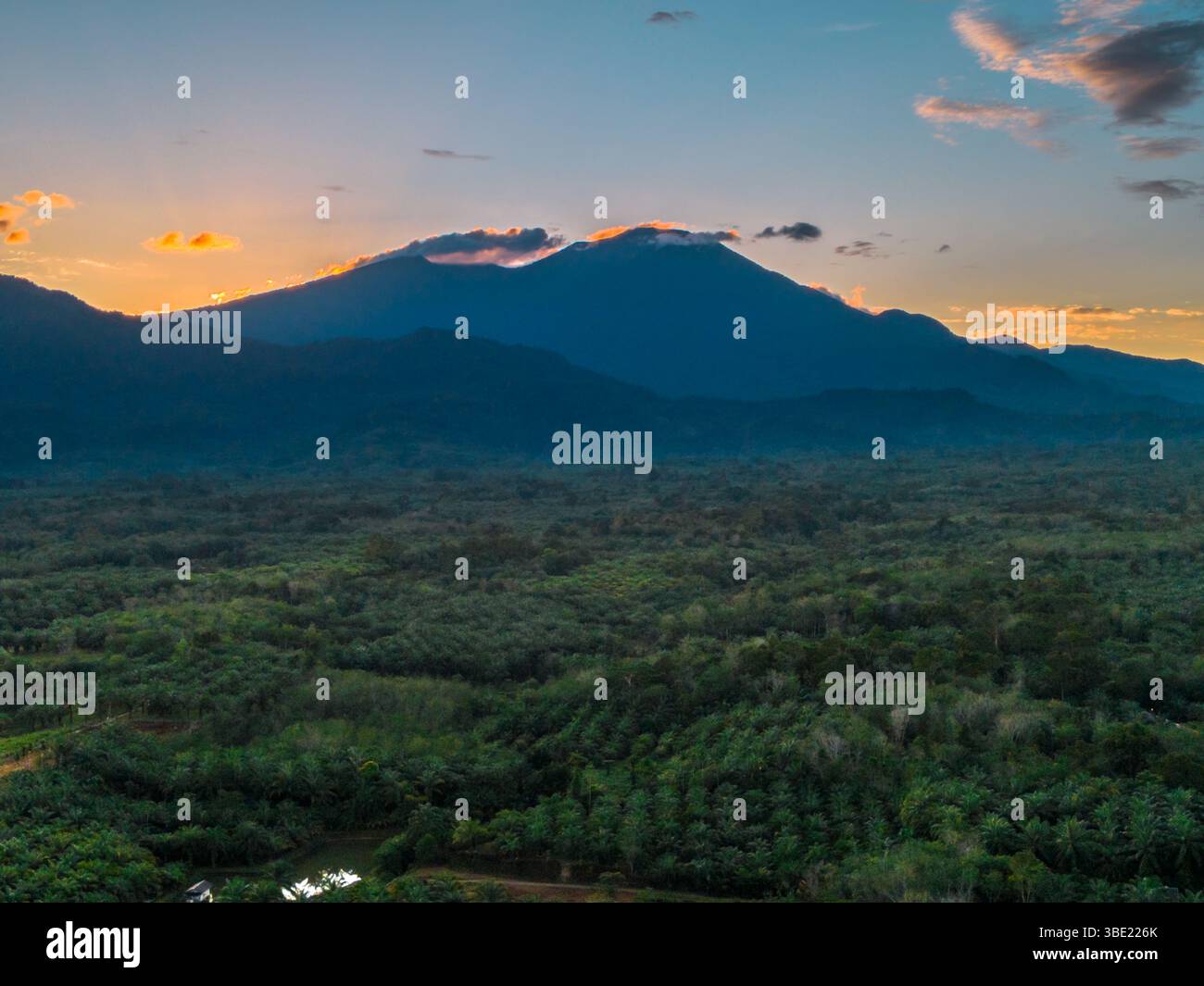 splendida vista mattutina sulla spiaggia panoramica indonesiana con colori di bellezza e luce naturale del cielo Foto Stock