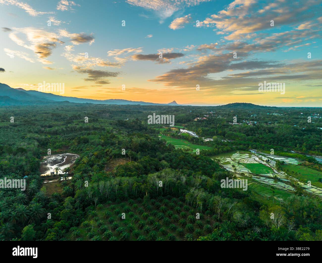 splendida vista mattutina sulla spiaggia panoramica indonesiana con colori di bellezza e luce naturale del cielo Foto Stock
