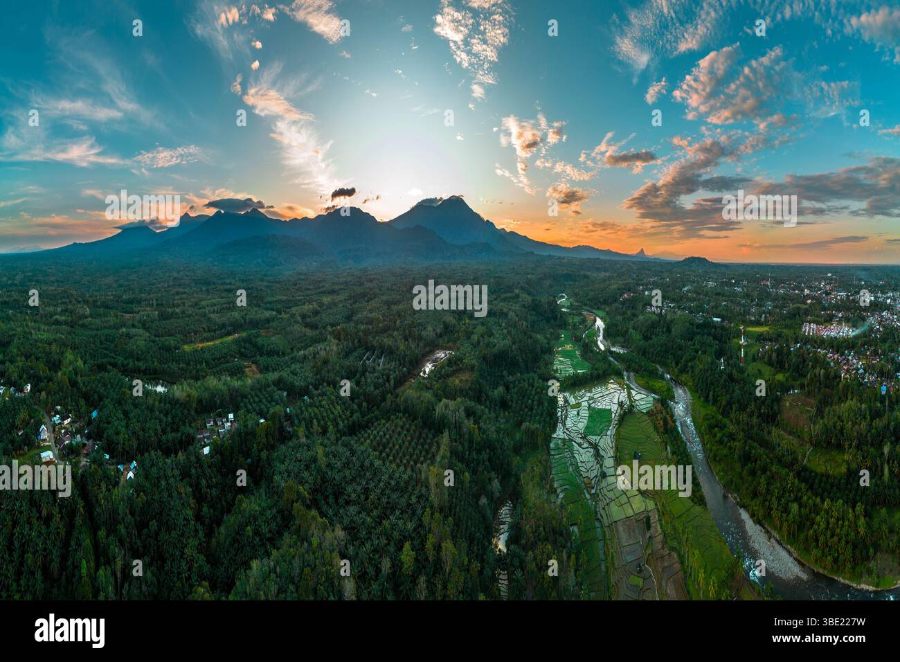 splendida vista mattutina sulla spiaggia panoramica indonesiana con colori di bellezza e luce naturale del cielo Foto Stock