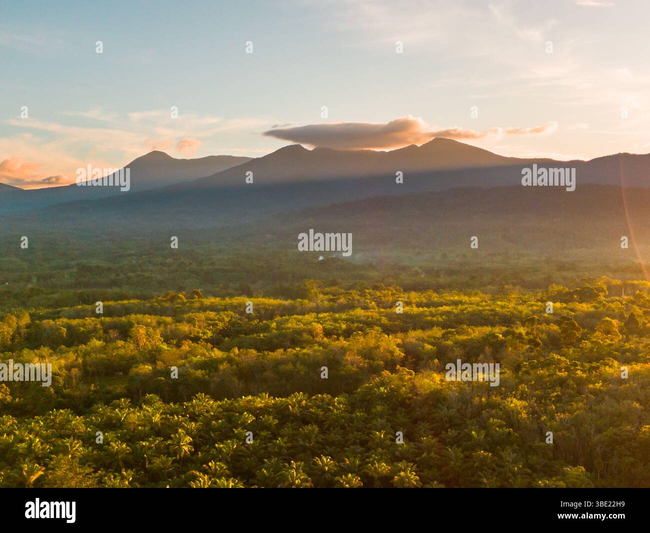 splendida vista mattutina sulla spiaggia panoramica indonesiana con colori di bellezza e luce naturale del cielo Foto Stock
