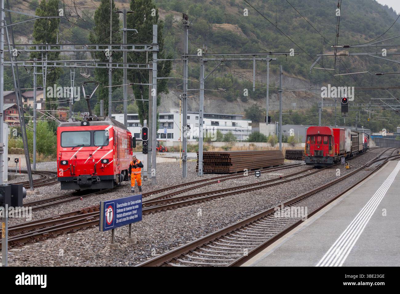 Matterhorn Gotthard Bahn GM 3/3 diesel shunter 71 arrivo a Visp con un carico per Zermatt dal deposito di trasferimento, posto elettrico in attesa a sinistra Foto Stock