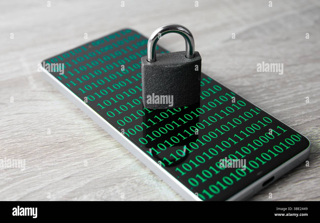 Uno smartphone con schermo che visualizza il codice binario con lucchetto metallico chiuso. Un concetto di Internet e sicurezza informatica. Foto Stock