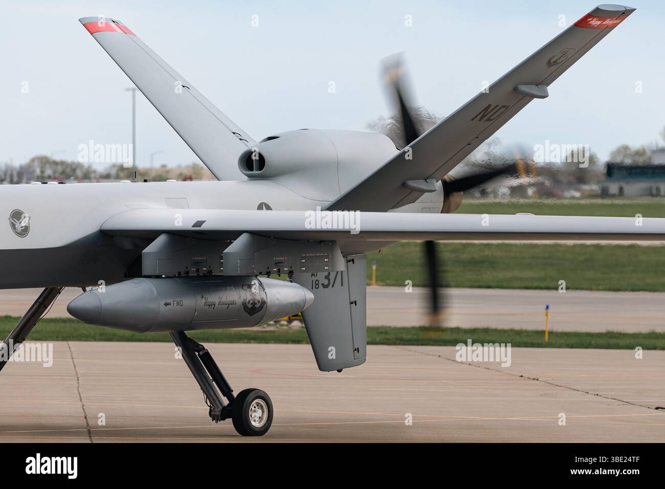 Un mq-9 Reaper pilotato a distanza, assegnato al 119th Wing, North Dakota Air National Guard, arriva al 132d Wing, Iowa Air National Guard a Des Moines, Iowa, 22 aprile 2025. Gli aviatori del 132d Wing gestiscono il mq-9 a sostegno dell'intelligence globale, della sorveglianza, della ricognizione e delle missioni d'attacco di precisione dalla loro struttura a Des Moines. (Foto della Guardia Nazionale dell'Esercito degli Stati Uniti di SPC. Armani Wilson) Foto Stock
