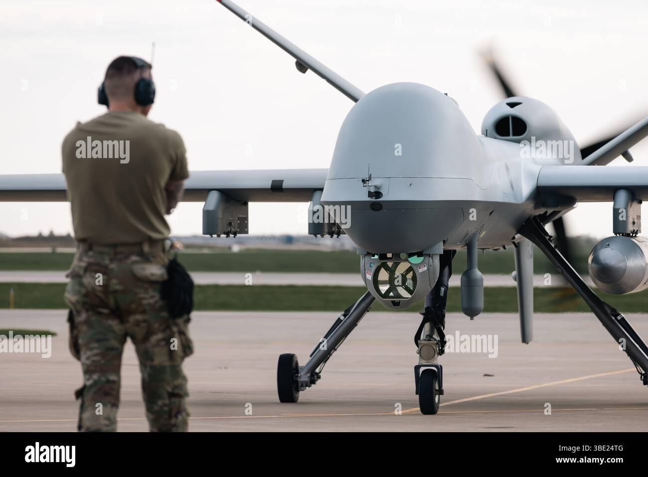 Un mq-9 Reaper pilotato a distanza, assegnato al 119th Wing, North Dakota Air National Guard, arriva al 132d Wing, Iowa Air National Guard a Des Moines, Iowa, 22 aprile 2025. Gli aviatori del 132d Wing gestiscono il mq-9 a sostegno dell'intelligence globale, della sorveglianza, della ricognizione e delle missioni d'attacco di precisione dalla loro struttura a Des Moines. (Foto della Guardia Nazionale dell'Esercito degli Stati Uniti di SPC. Armani Wilson) Foto Stock