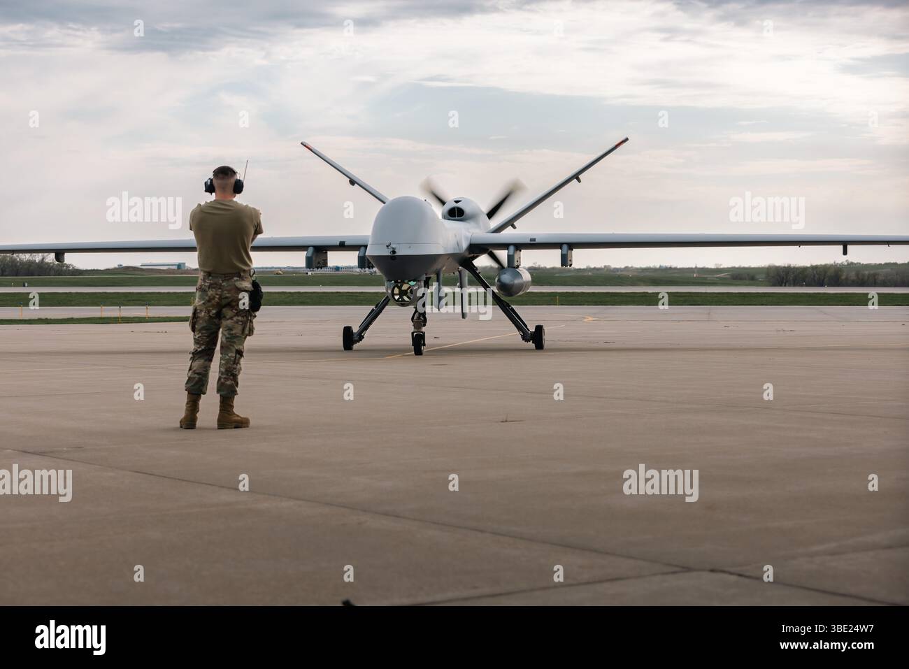 Un mq-9 Reaper pilotato a distanza, assegnato al 119th Wing, North Dakota Air National Guard, arriva al 132d Wing, Iowa Air National Guard a Des Moines, Iowa, 22 aprile 2025. Gli aviatori del 132d Wing gestiscono il mq-9 a sostegno dell'intelligence globale, della sorveglianza, della ricognizione e delle missioni d'attacco di precisione dalla loro struttura a Des Moines. (Foto della Guardia Nazionale dell'Esercito degli Stati Uniti di SPC. Armani Wilson) Foto Stock