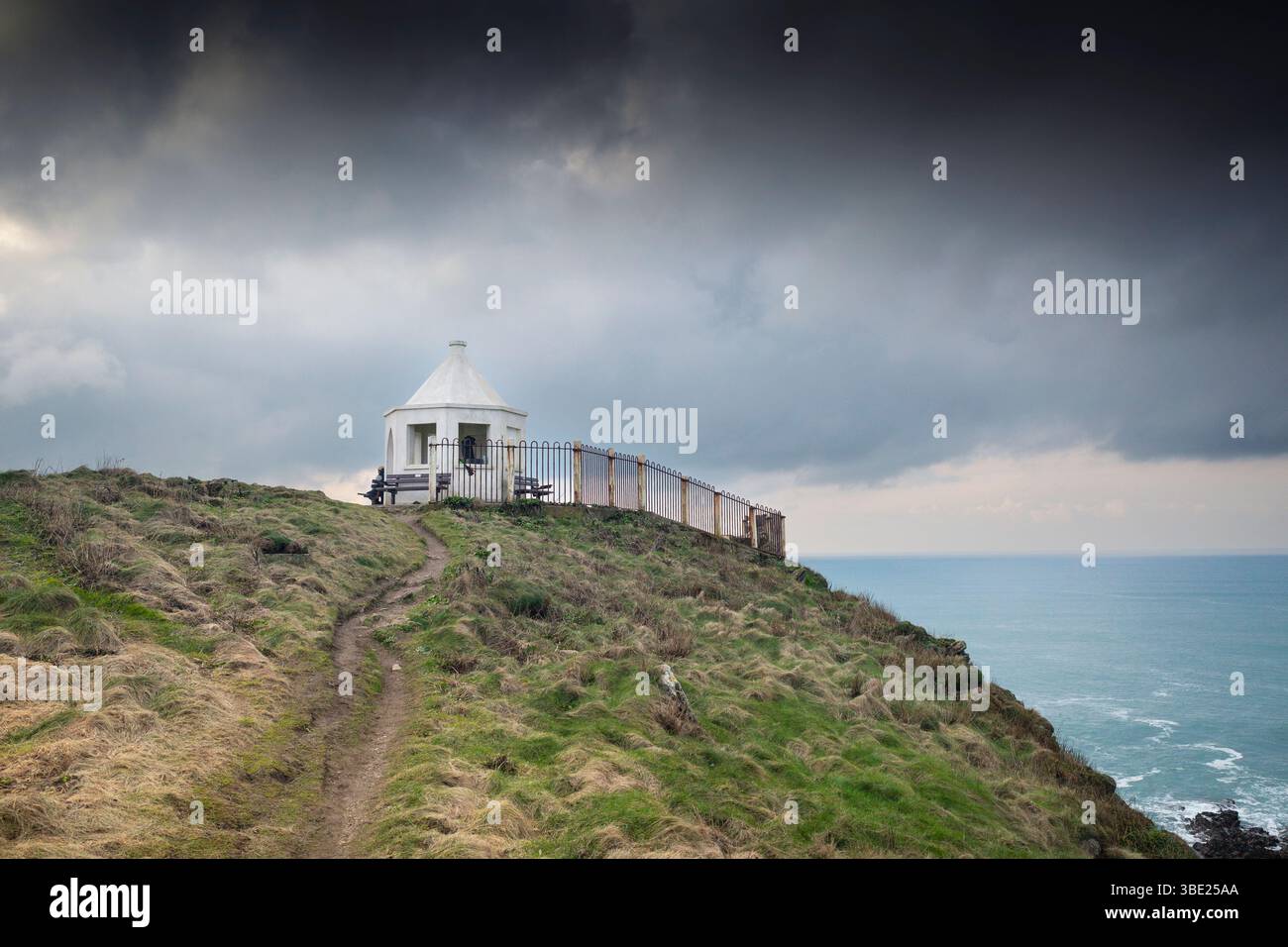 Un sentiero accidentato che conduce al piccolo edificio bianco in cima a Towan Head Headland sulla costa di Newquay in Cornovaglia nel Regno Unito. Foto Stock