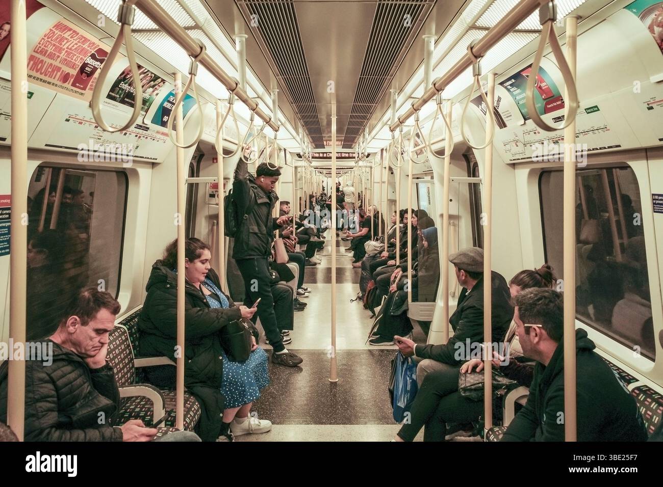 Passeggeri su un treno della metropolitana District Line a Londra nel Regno Unito in Europa. Foto Stock