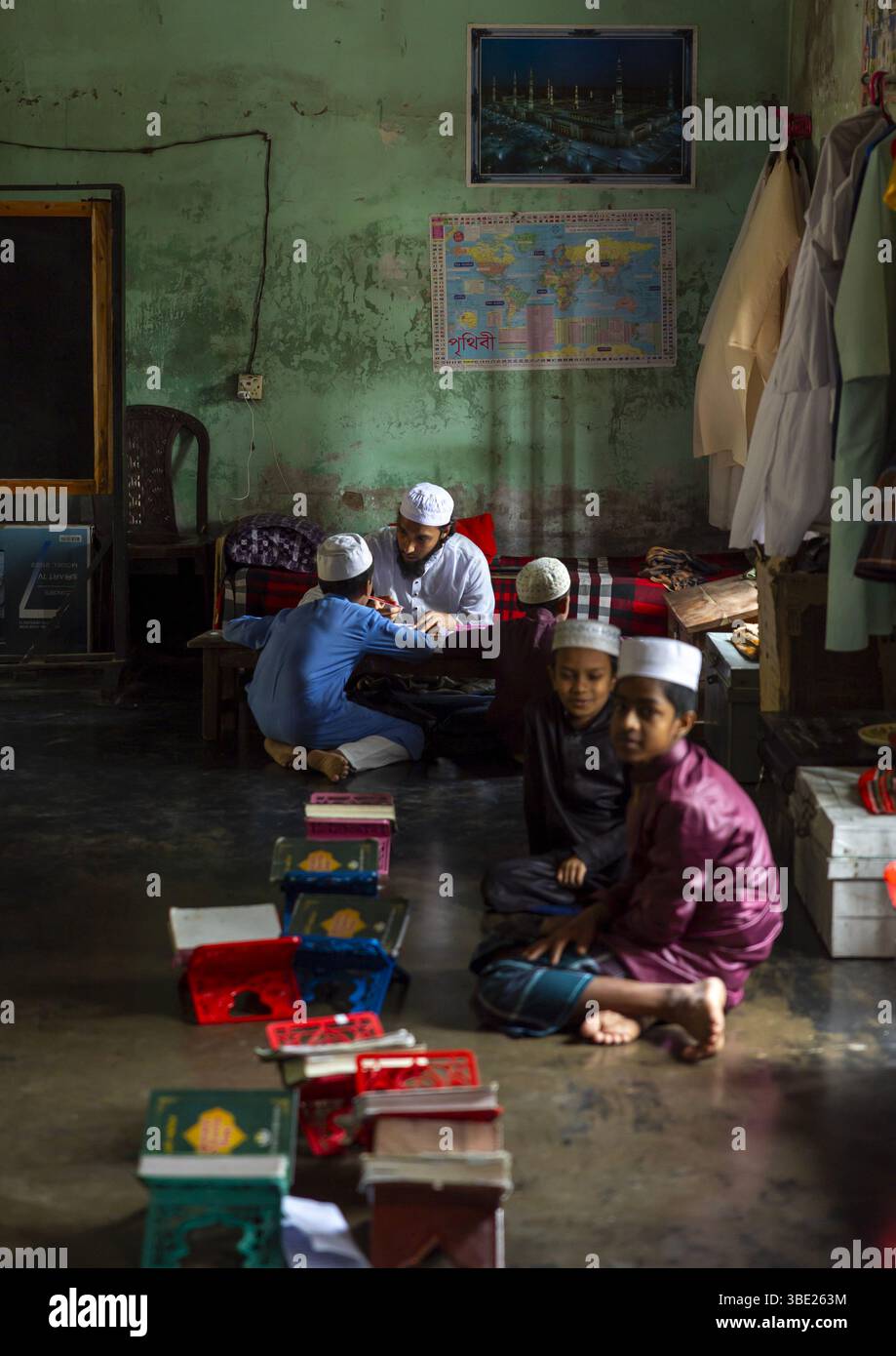 Ragazzi musulmani del Bangladesh in una madrasa, Divisione Rajshahi, Puthia, Bangladesh Foto Stock