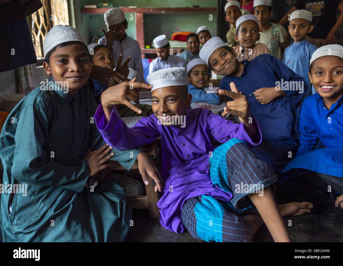 Ragazzi musulmani del Bangladesh in una madrasa, Divisione Rajshahi, Puthia, Bangladesh Foto Stock