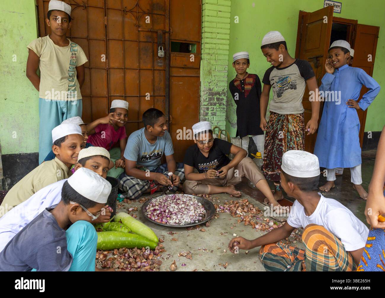 Ragazzi musulmani del Bangladesh in una madrasa cucina, divisione Rajshahi, Puthia, Bangladesh Foto Stock