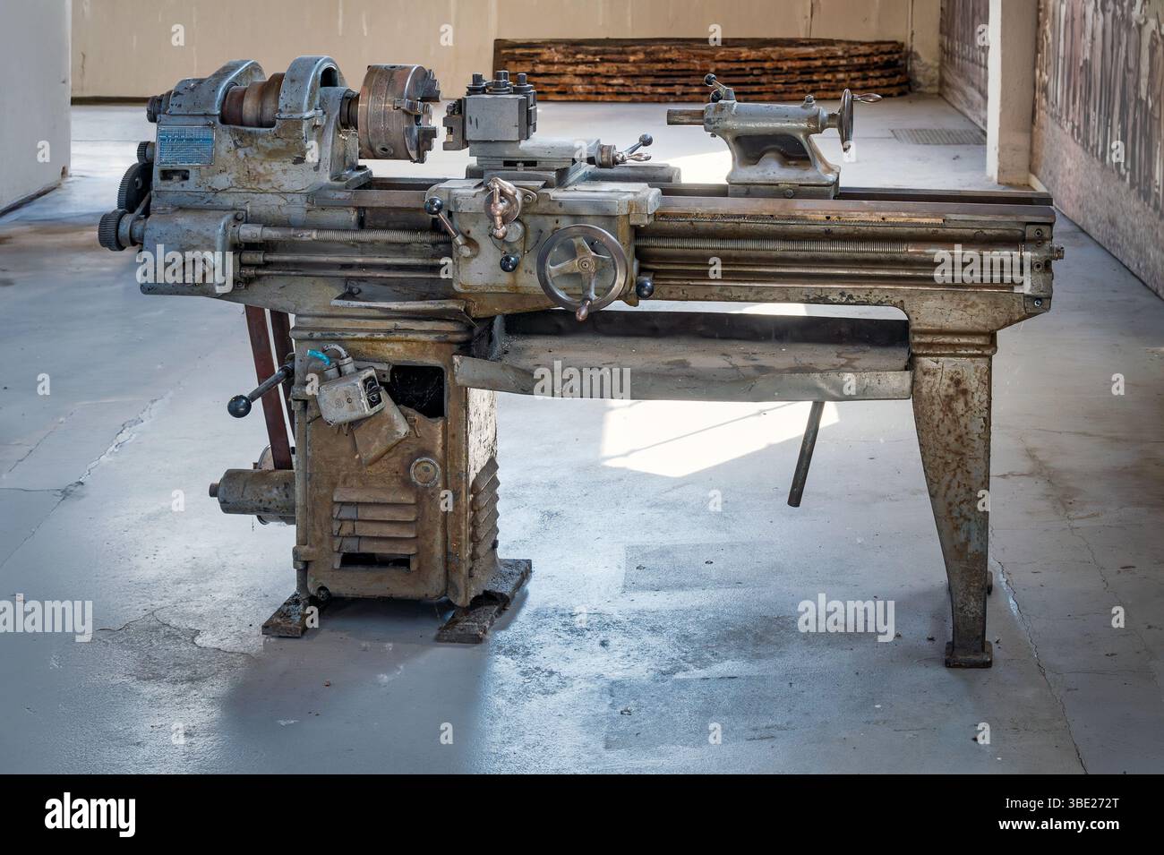 La vecchia macchina per tornio si trova in un'officina, a testimonianza dei precedenti processi di produzione Foto Stock