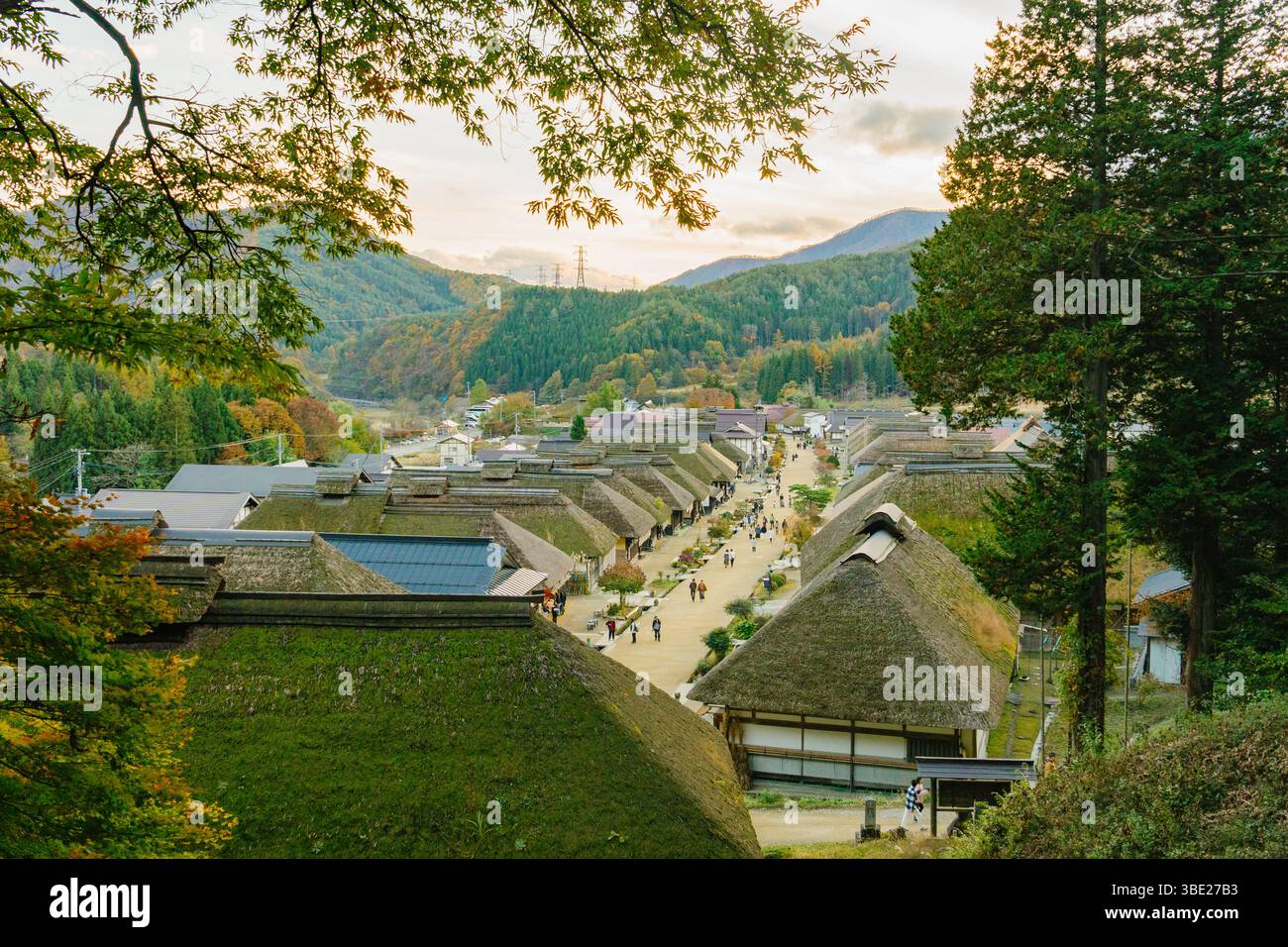 Paesaggio urbano di Ouchi-juku e foglie autunnali in autunno. La città conserva il suo paesaggio del periodo Edo. (Città di Shimogo, Minamiaizu-gun, prefettura di Fukushima, Giappone) Foto Stock