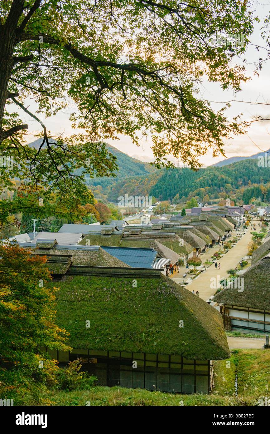 Paesaggio urbano di Ouchi-juku e foglie autunnali in autunno. La città conserva il suo paesaggio del periodo Edo. (Città di Shimogo, Minamiaizu-gun, prefettura di Fukushima, Giappone) Foto Stock