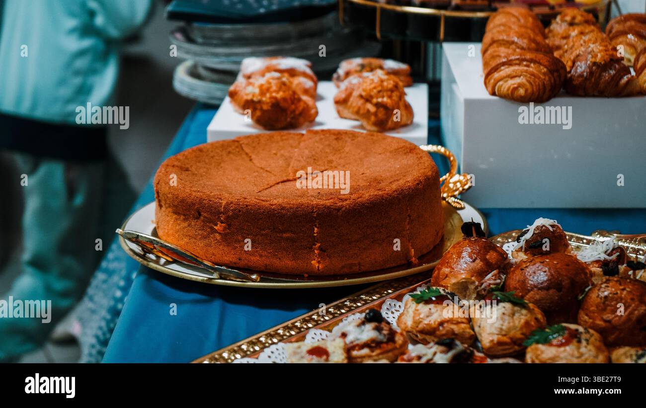 Torta tradizionale alla Semolina marocchina servita durante un evento culturale o una celebrazione Foto Stock
