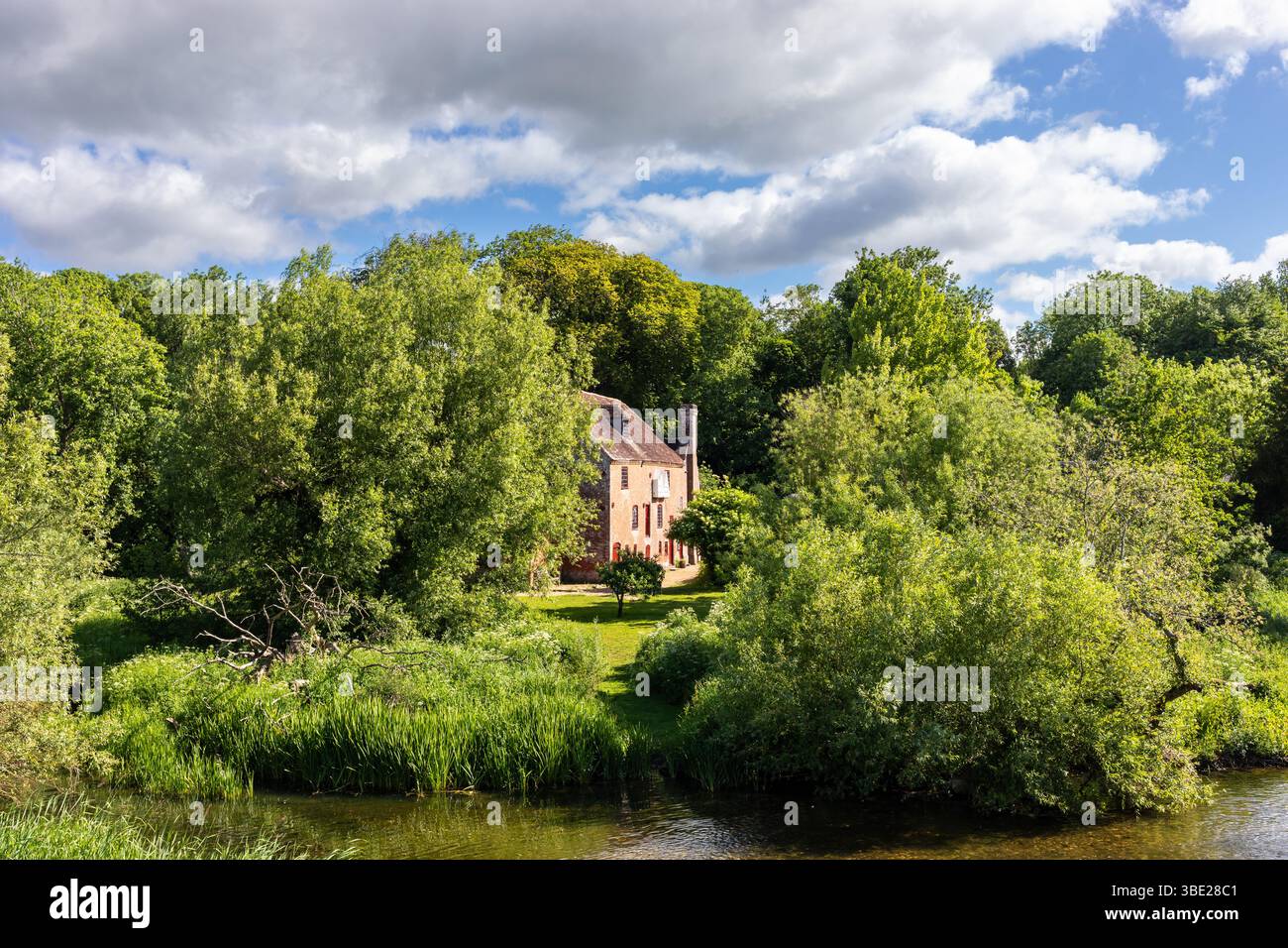 White Mill, un mulino per mais del XVIII secolo presso il fiume Stour a Sturminster Marshall, Dorset, Inghilterra Regno Unito Foto Stock
