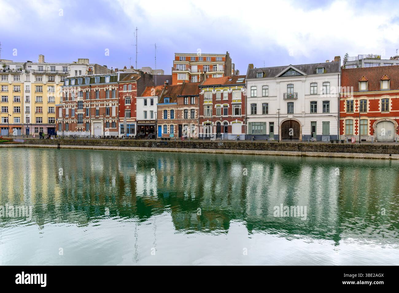 Il Quai de Wault fu sviluppato per consentire alle barche e alle merci di circolare tra le parti alte e basse del fiume Deûle. Foto Stock