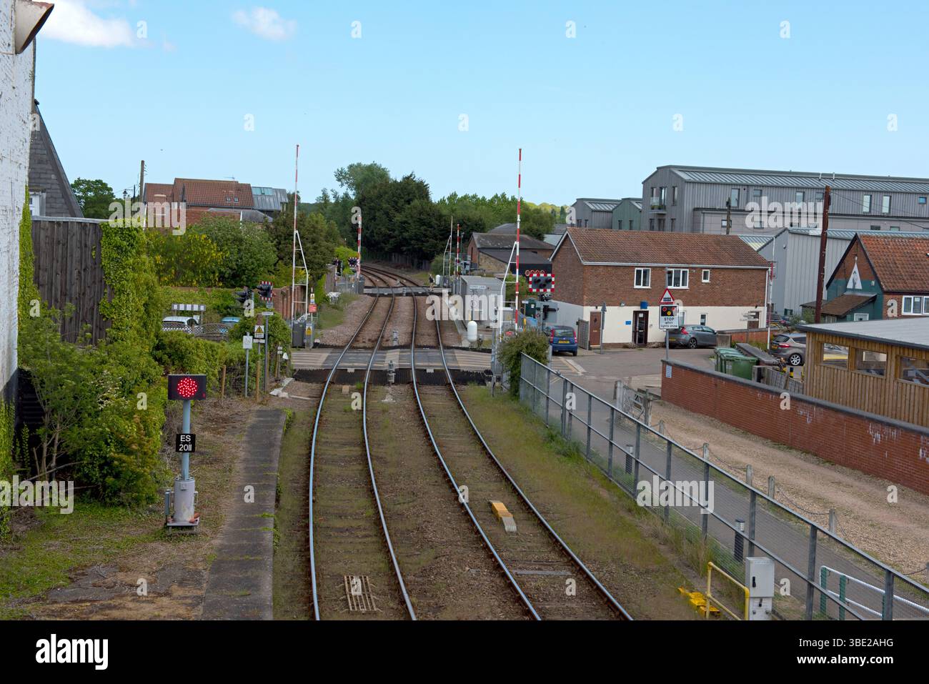 Guardando verso nord verso Lowestoft dalla stazione ferroviaria di Woodbridge. Ferry Lane (primo piano) e Haywards Level Crossings possono essere visti Foto Stock