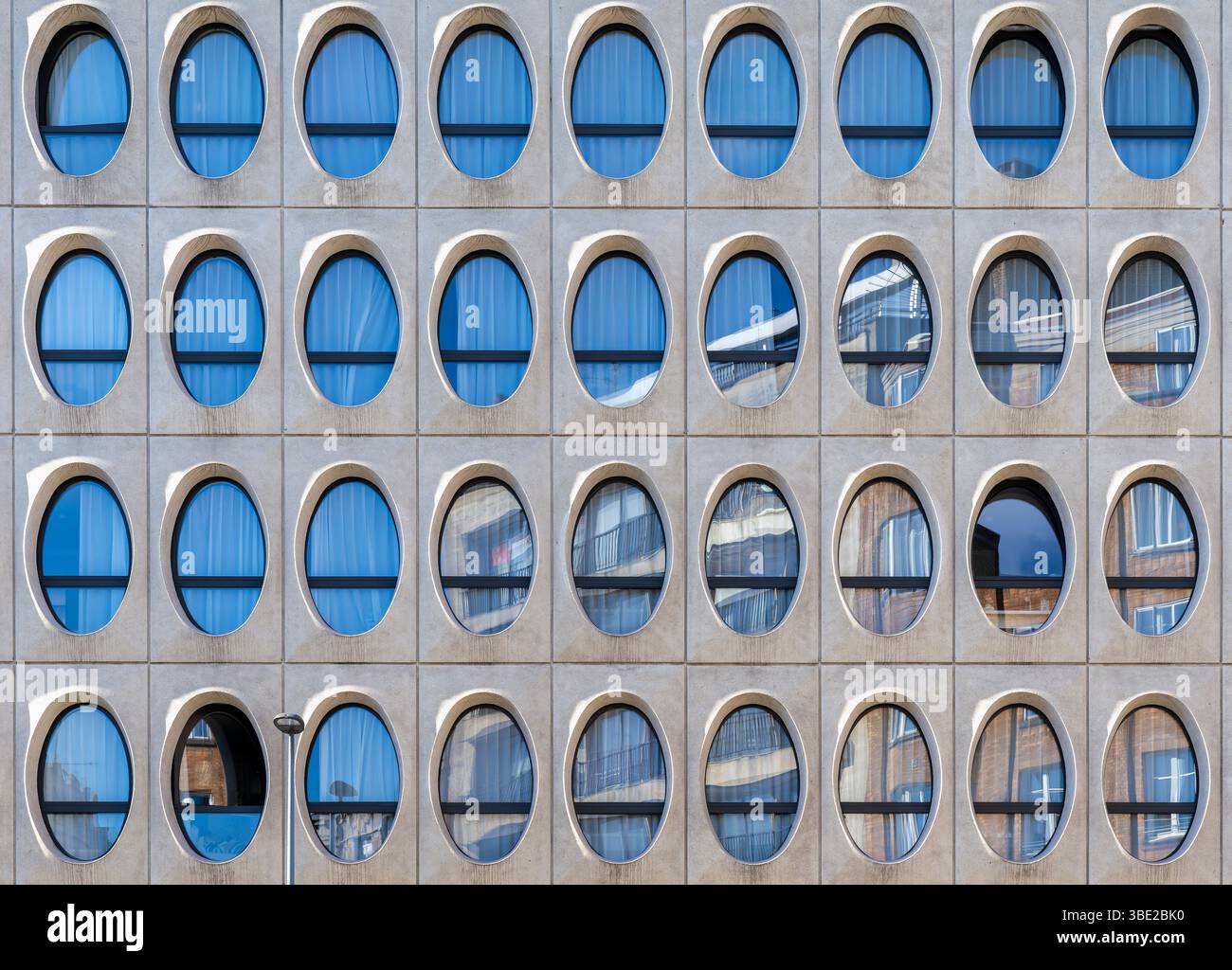 Spettacolare Best Western Hotel Why a Lille, nel nord della Francia. Le finestre geometriche rendono l'edificio un punto di riferimento a Lille. Anche gli specchi della camera da letto sono ovali! Foto Stock