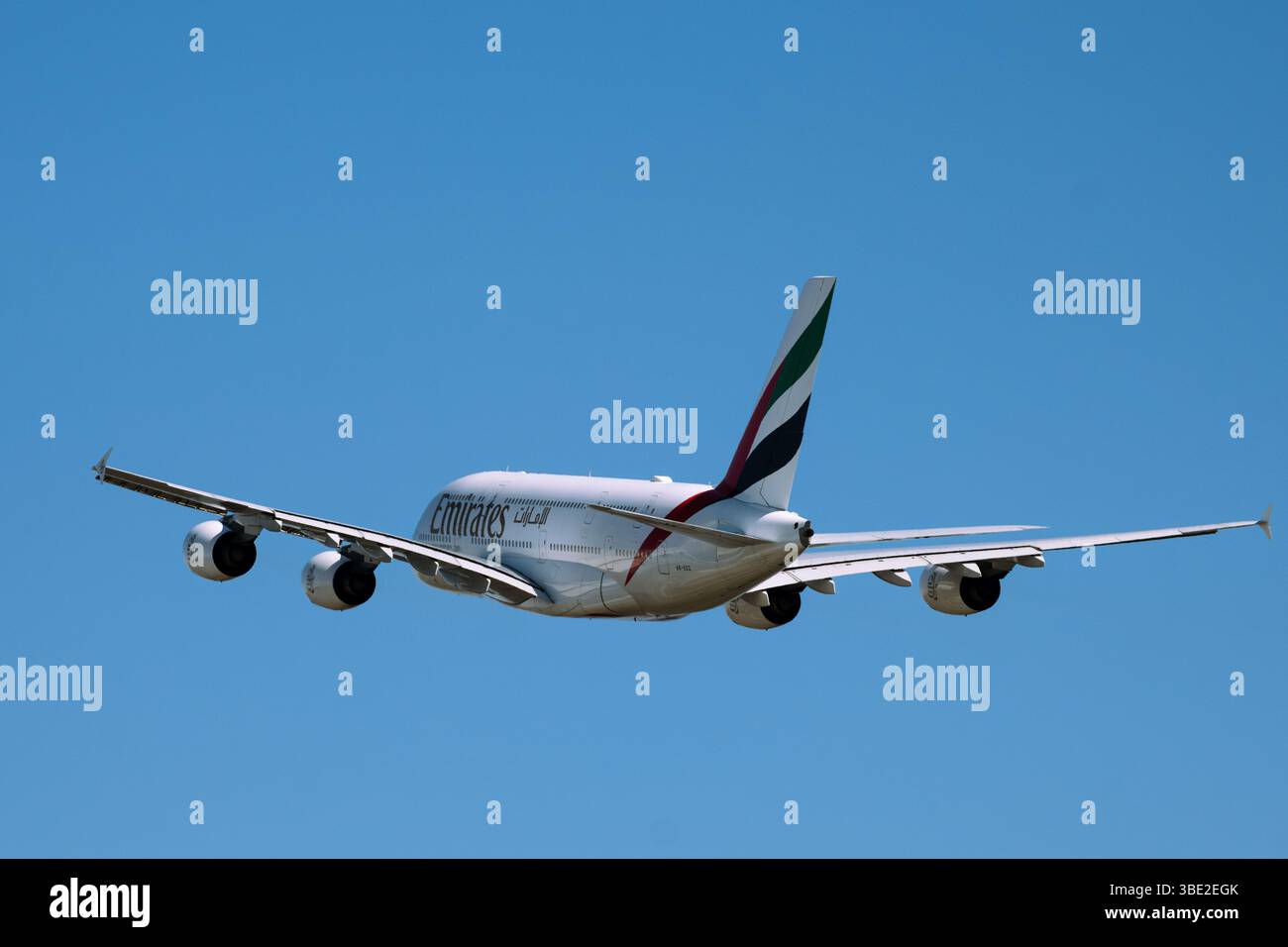 Emirates Airbus A380 che sale in un cielo azzurro trasparente – Majestic Jet in volo a due piani Foto Stock