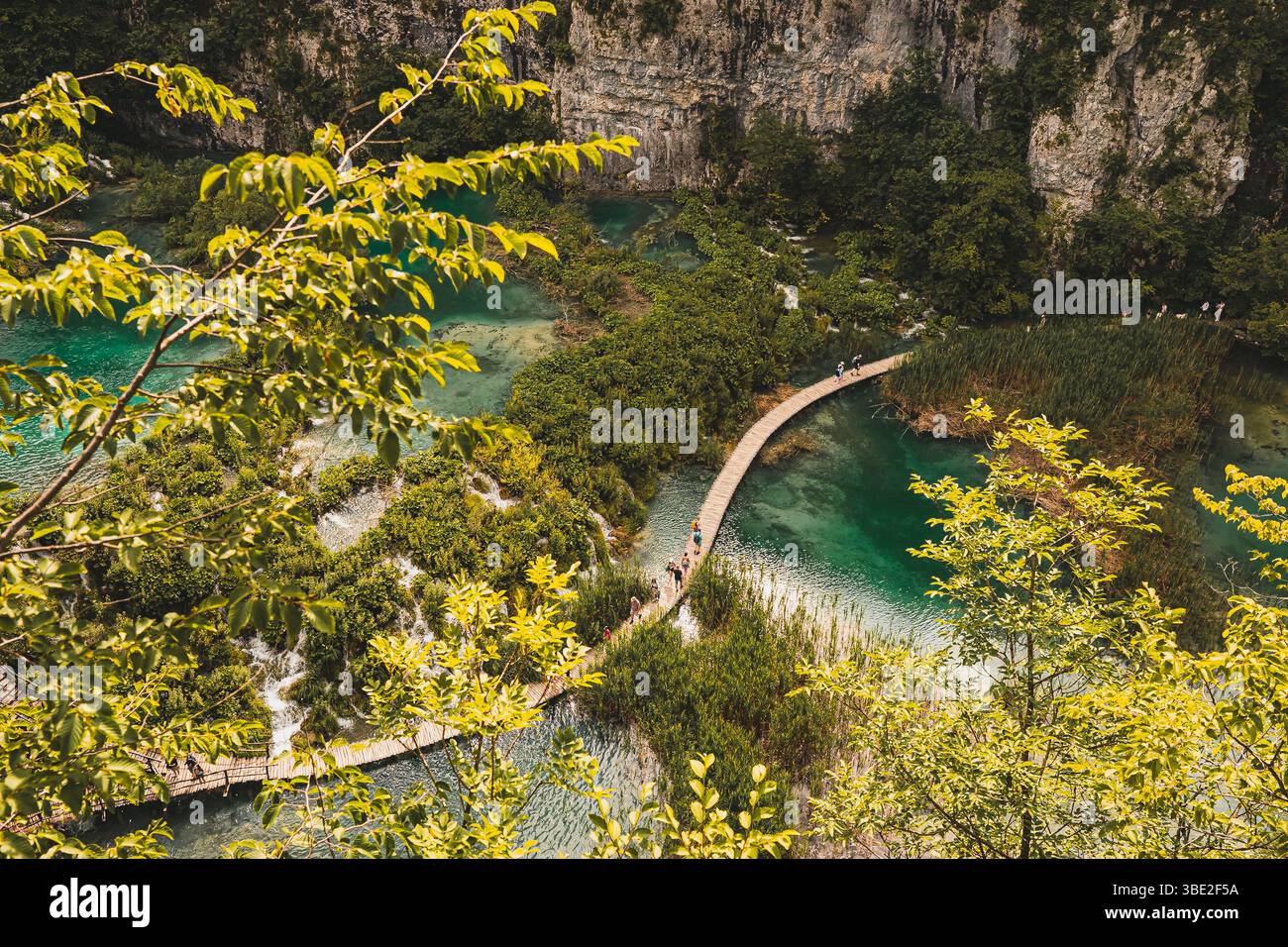 Passerella in legno sui laghi turchesi nel Parco Nazionale di Plitvice, Croazia Foto Stock