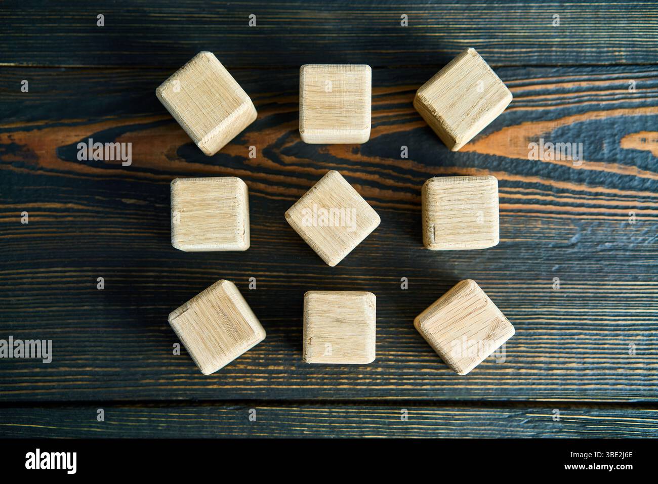 Vista dall'alto dei blocchi di legno disposti a pianta circolare su fondo rustico in legno. Foto Stock