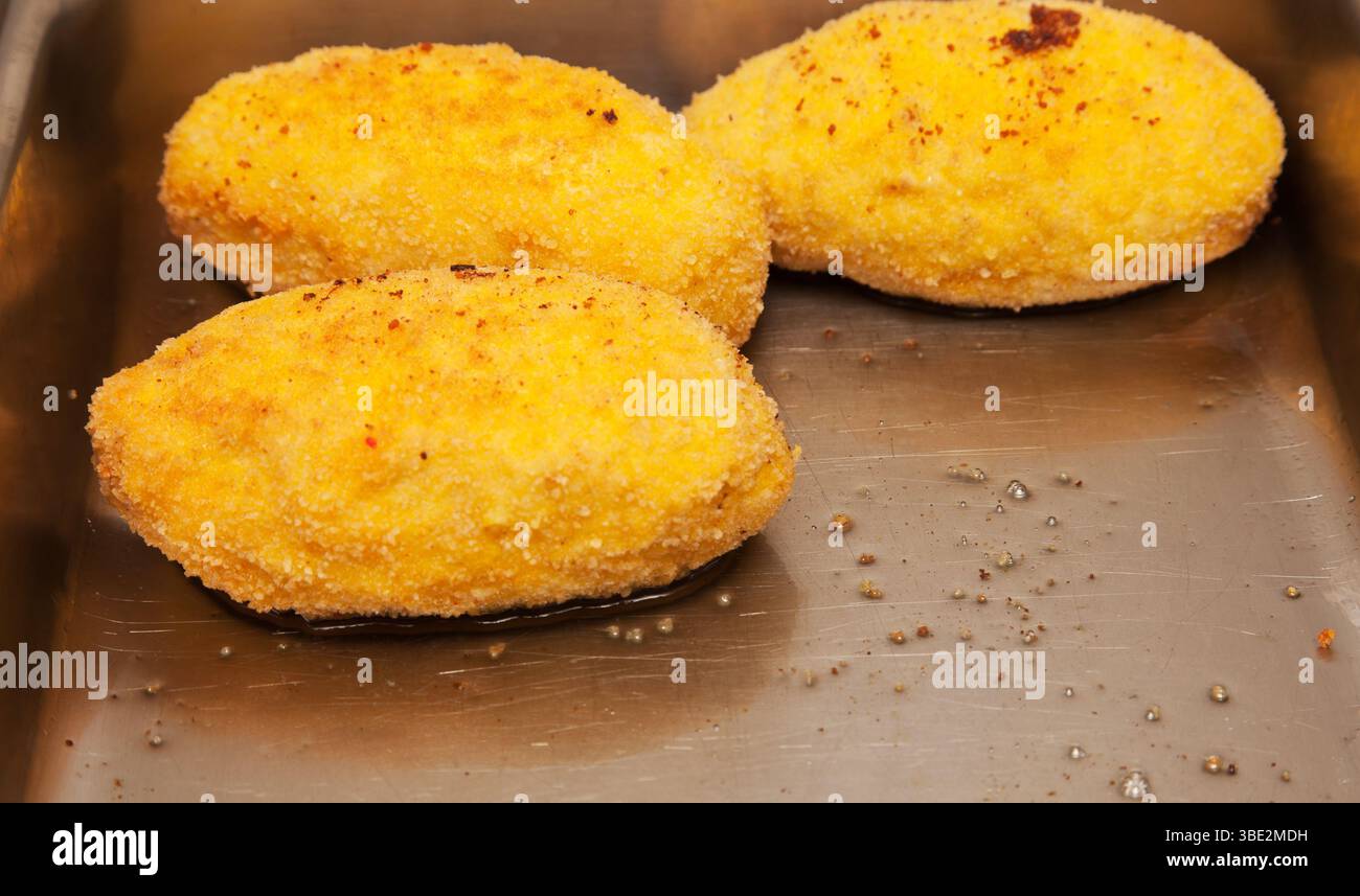 Diverse polpette fritte succose in olio, primo piano. Foto Stock