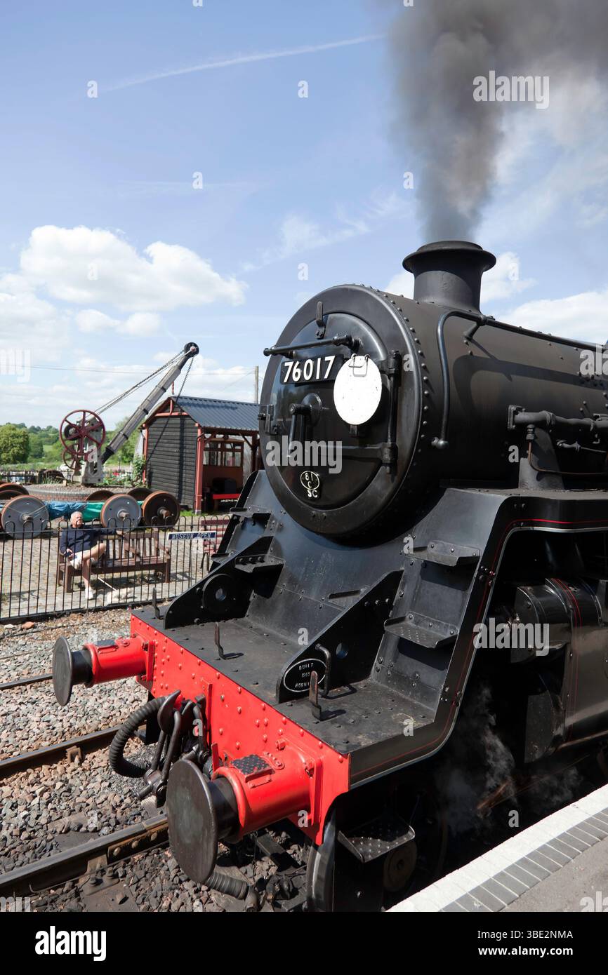Vista frontale della locomotiva n. 76017, che si prepara a lasciare la stazione di Tenterden Town, sulla Kent and East Sussex Railway. Foto Stock
