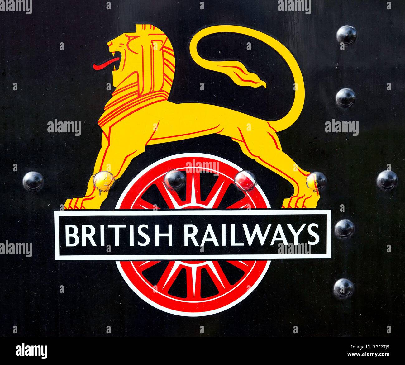Primo piano del primo emblema leone della British Railways, sul lato della locomotiva n. 76017, un motore a vapore 2-6-0 BR Standard Classe 4, presso la stazione di Bodium Foto Stock