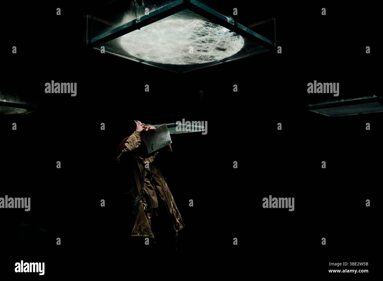 Il visitatore guarda verso l'alto sotto le luminose installazioni sospese all'interno del Museo di Arte Contemporanea di Tokyo Foto Stock