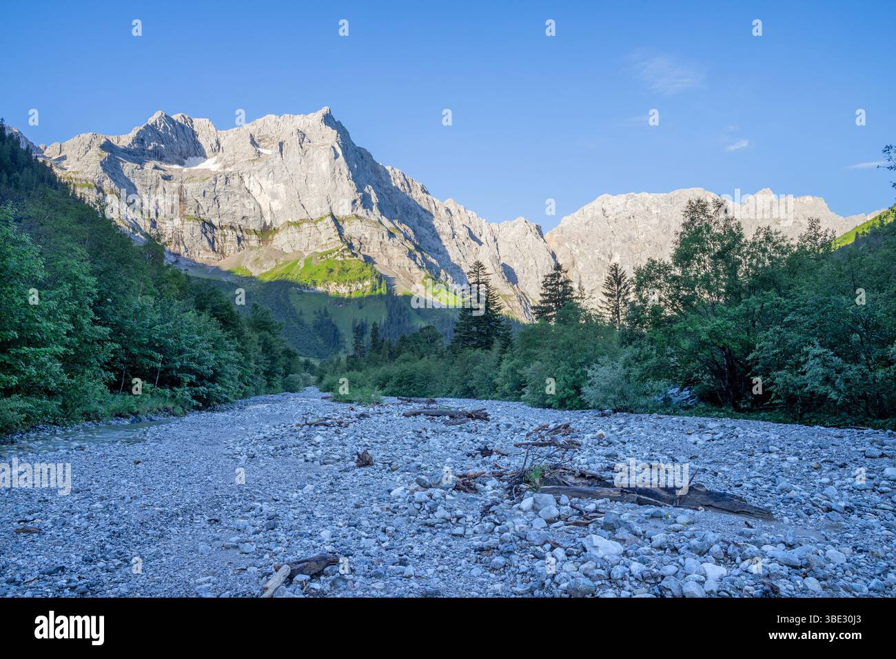 Il panorama mattutino delle pareti nord dei monti Karwendel - pareti di Spritzkar spitze e Grubenkar spitze da Enger alto - Grosser Ahornboden muro Foto Stock