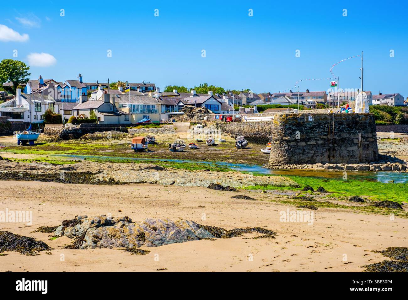 Il porto di Cemaes Bay sulla costa nord di Anglesey / Ynys Mon, Galles Foto Stock