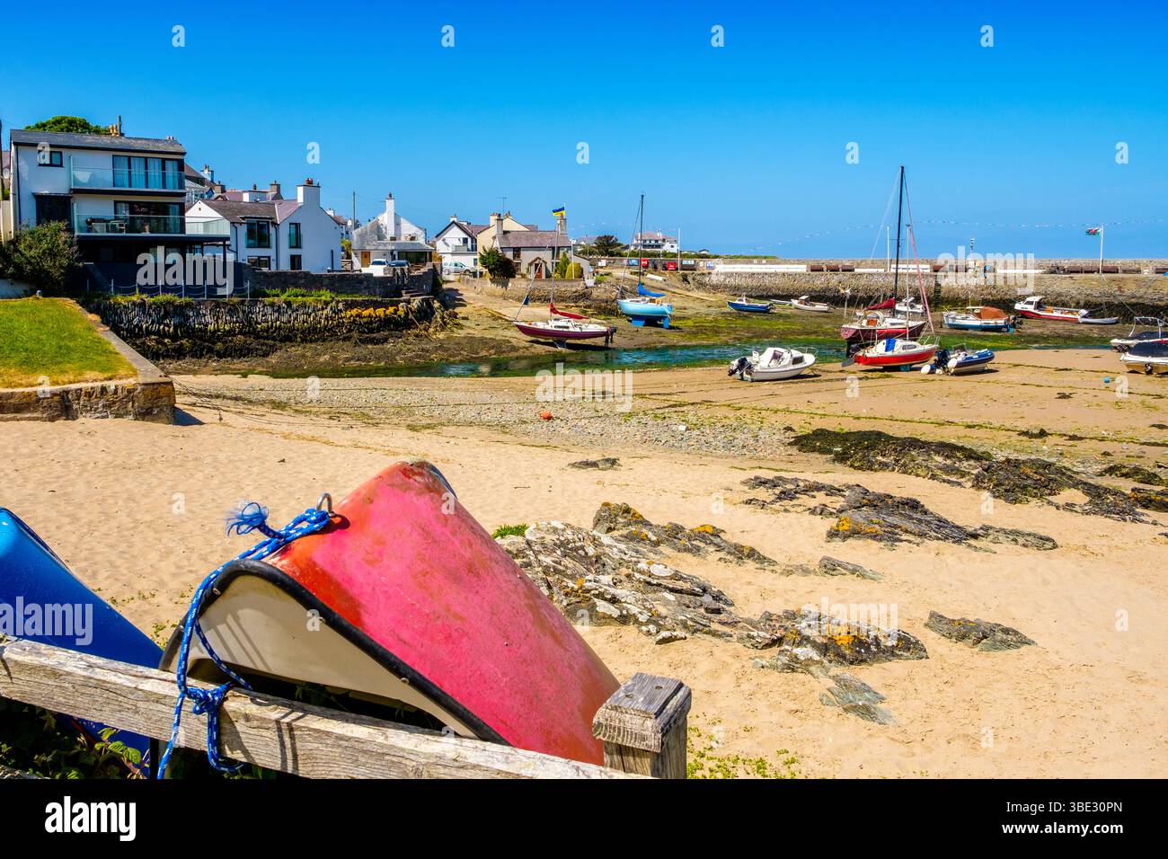 Il porto di Cemaes Bay sulla costa nord di Anglesey / Ynys Mon, Galles Foto Stock