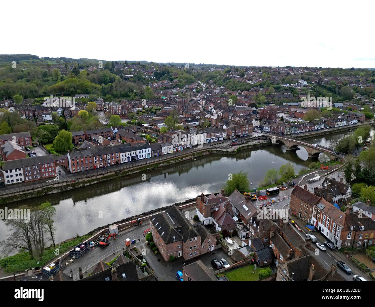 Il fiume Severn nel centro della città di Bewdley, Worcestershire, aprile 2025 Foto Stock