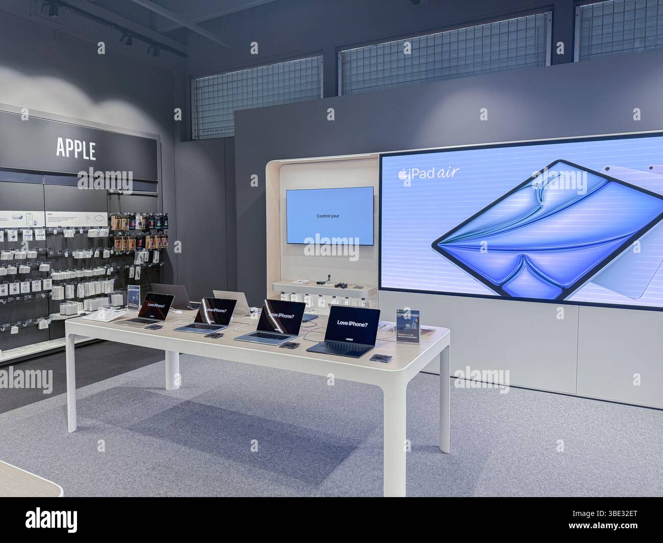 Negozio Apple con computer e accessori per apparecchiature Apple. Copenaghen, Danimarca - 26 maggio 2025 Foto Stock