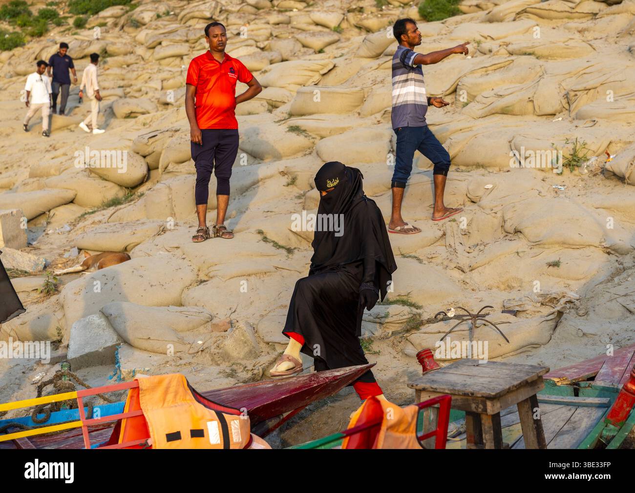 Gente del Bangladesh che fa gite in barca a Kalitola ghat, Rajshahi Division, Rajshahi, Bangladesh Foto Stock