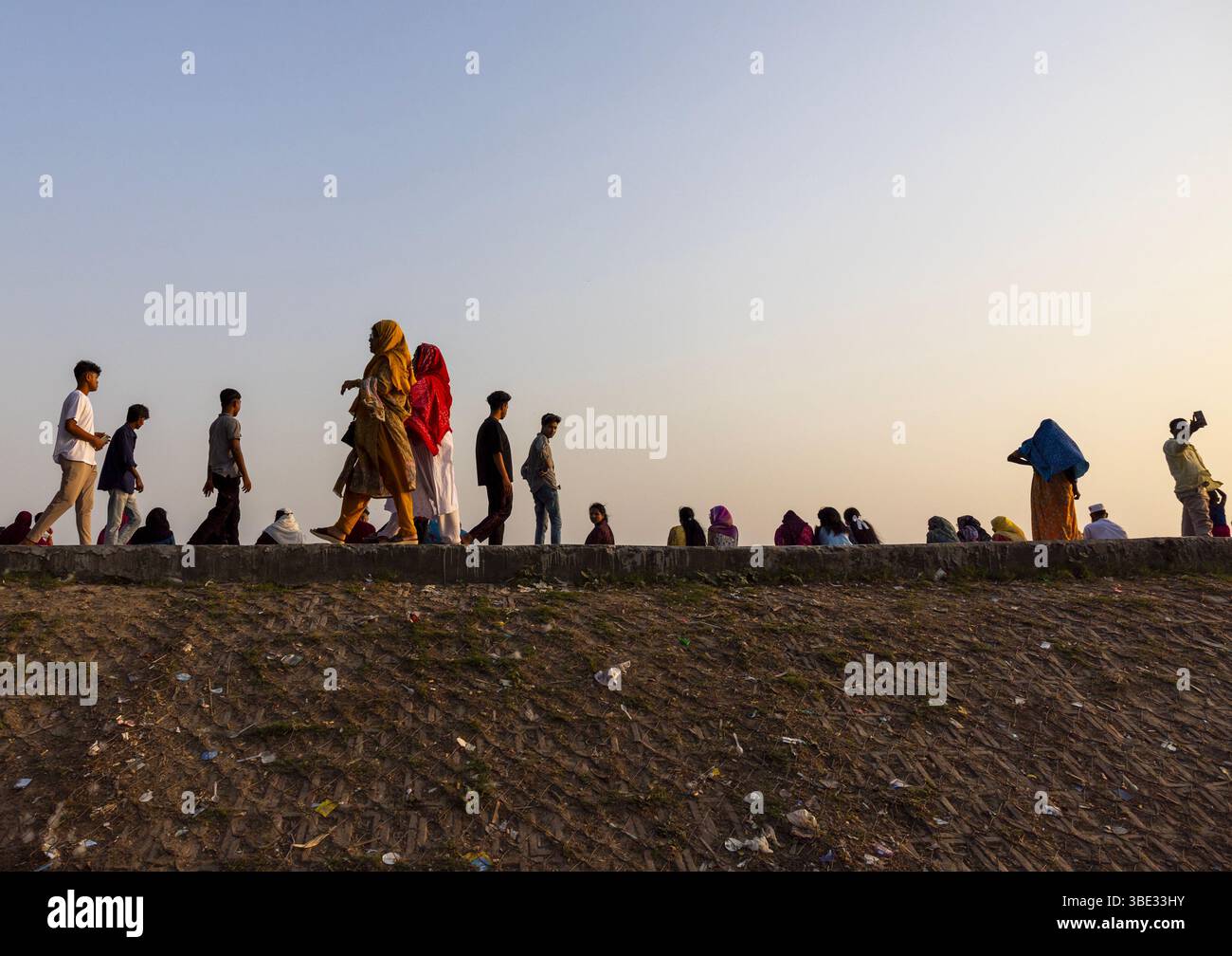 Gente del Bangladesh che si rilassa a Kalitola ghat, Divisione Rajshahi, Rajshahi, Bangladesh Foto Stock