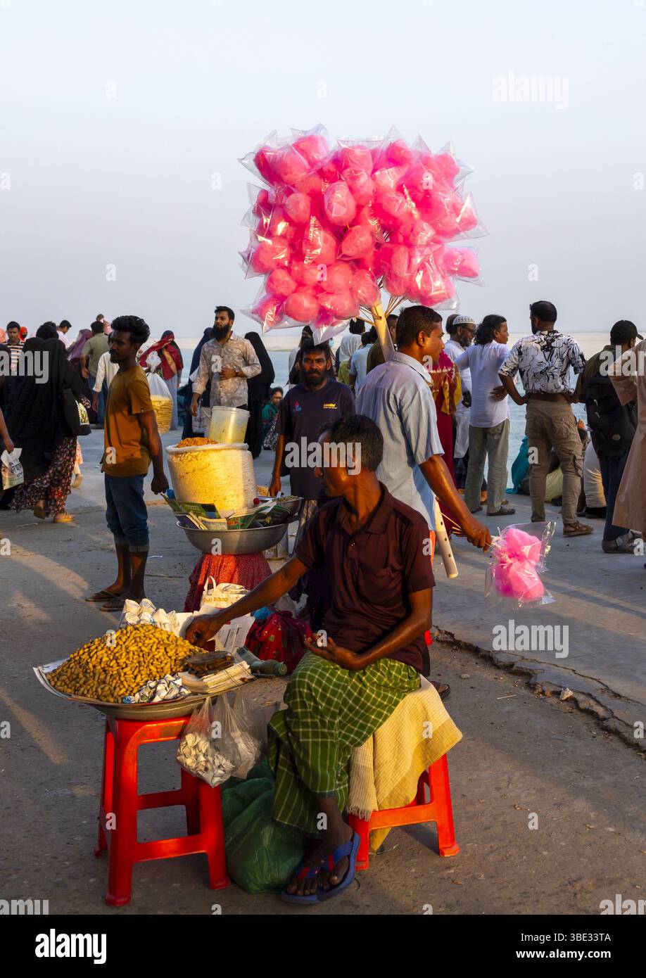 Gente del Bangladesh che si rilassa a Kalitola ghat, Divisione Rajshahi, Rajshahi, Bangladesh Foto Stock
