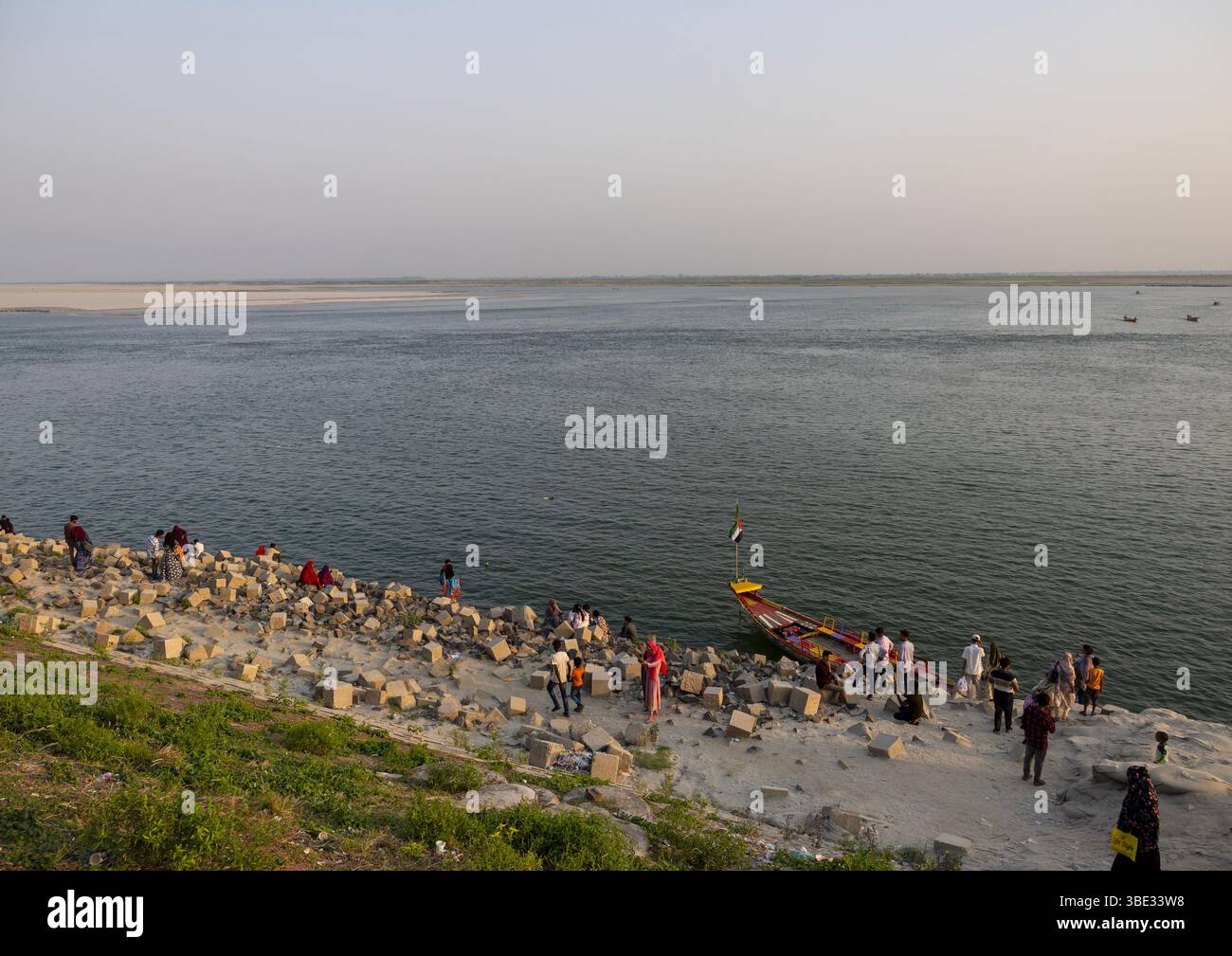 Gente del Bangladesh che si rilassa a Kalitola ghat, Divisione Rajshahi, Rajshahi, Bangladesh Foto Stock