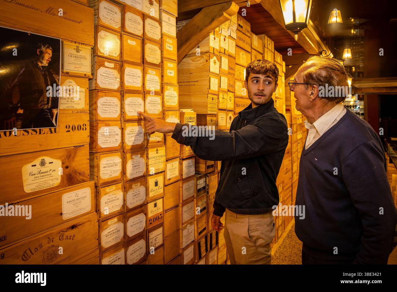 Francia, Deux-Sèvres, la-Chapelle-Bâton, la cantina del collezionista Michel-Jack Chasseuil contiene la più prestigiosa collezione di vini privati al mondo, oltre 50.000 bottiglie, di cui 5.000 liquori per un valore stimato di 50 milioni di euro, a 24 anni Adrien Chasseuil, enologo esperto, ha assunto la gestione della collezione di suo nonno Foto Stock