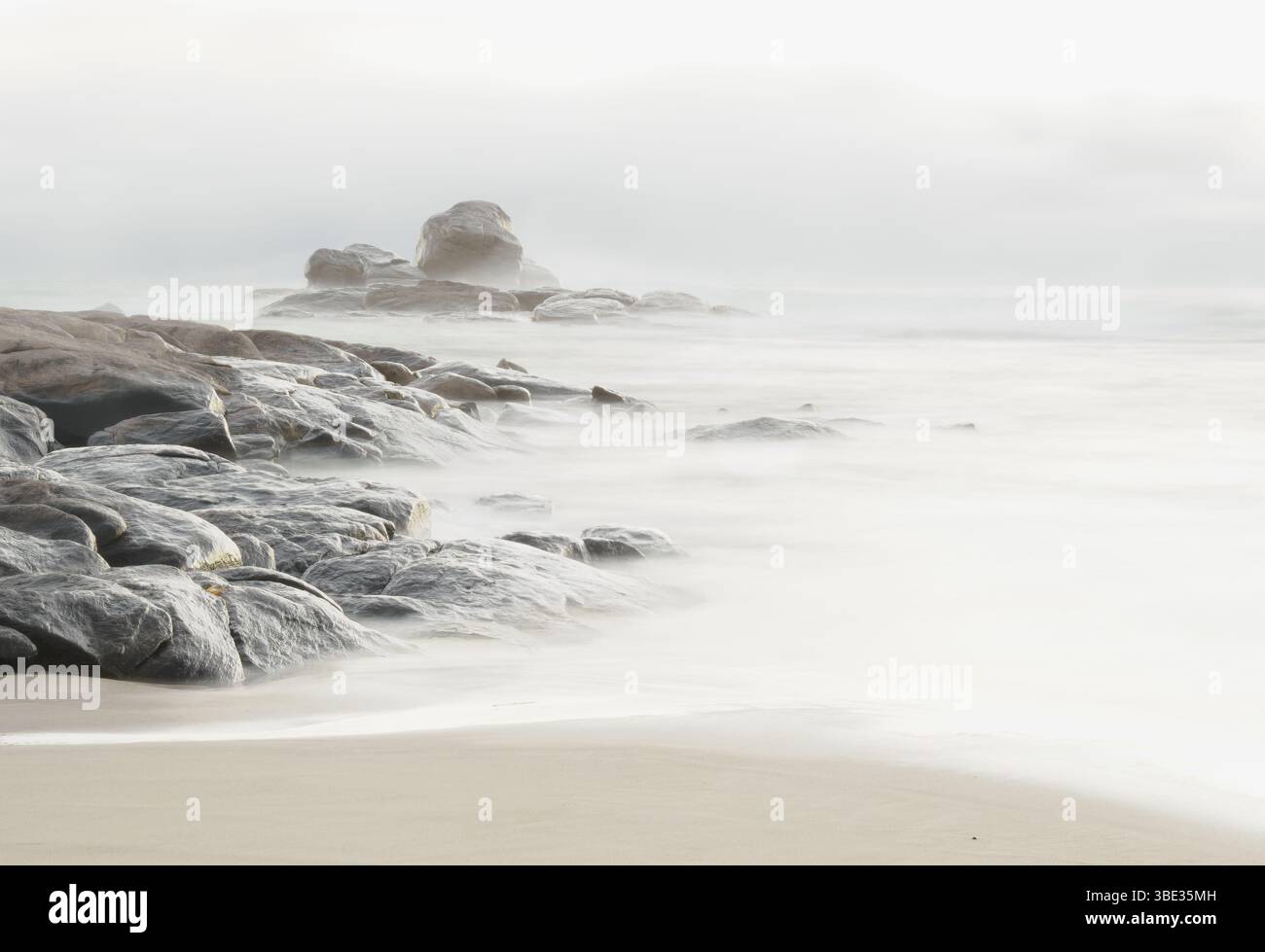 Nebbia serale a Redgate Beach, Australia sud-occidentale Foto Stock