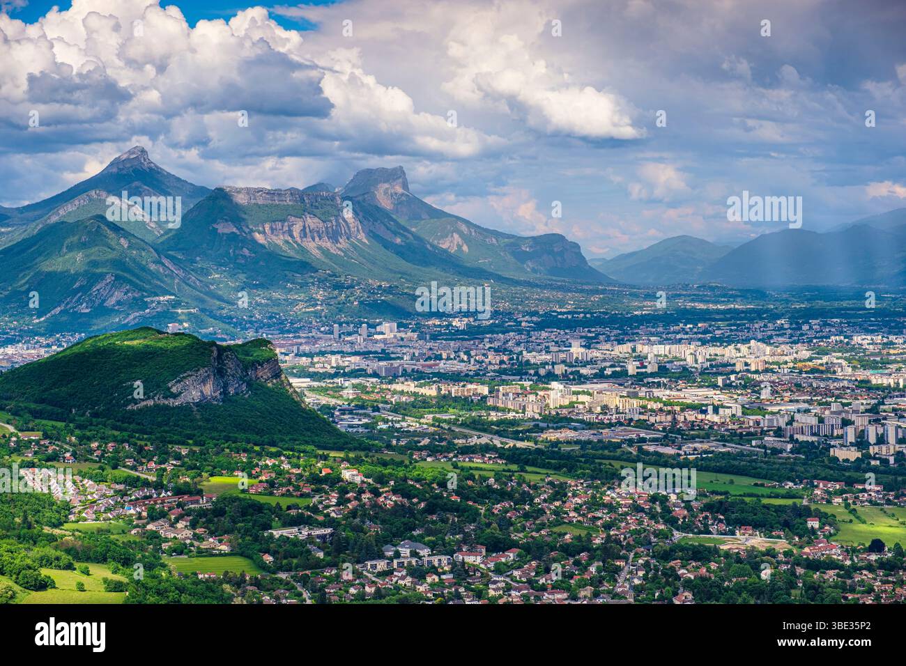 Francia, Isere, Varces-Allieres-et-Risset, panorama di Grenoble e del massiccio della Chartreuse dalle colline pedemontane del Vercors Foto Stock