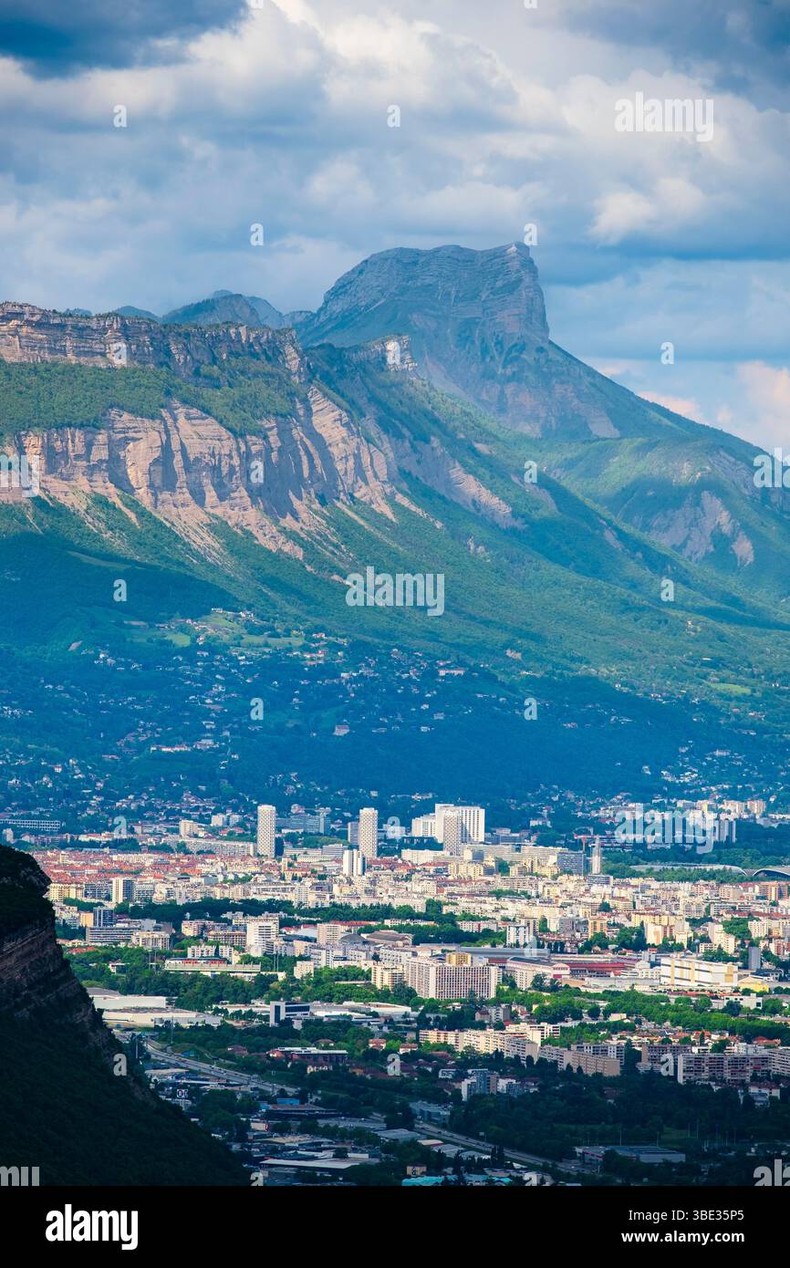 Francia, Isere, Varces-Allieres-et-Risset, panorama di Grenoble e del massiccio della Chartreuse dalle colline pedemontane del Vercors Foto Stock