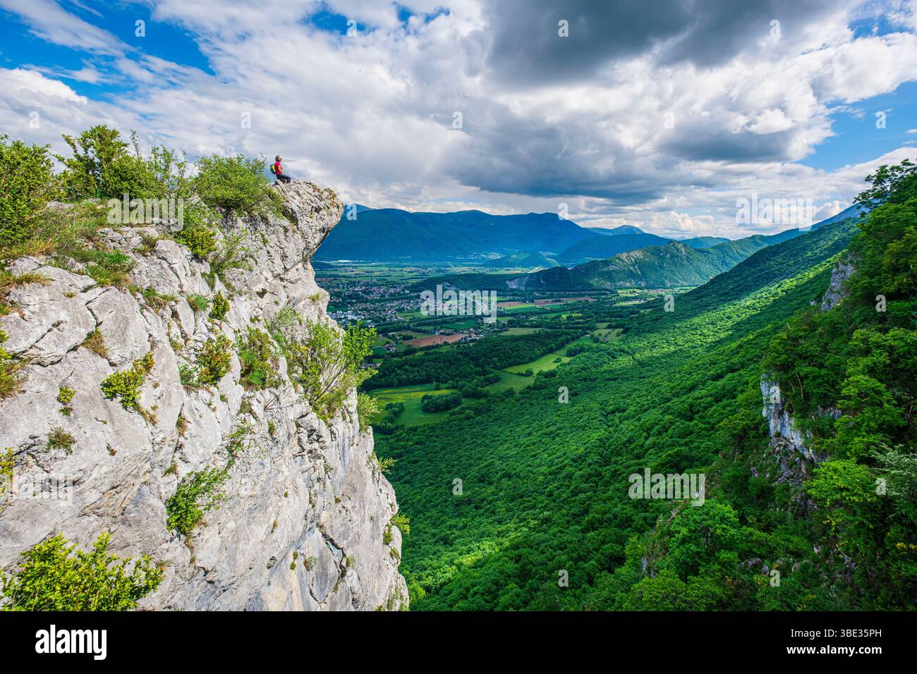 Francia, Isere, Varces-Allieres-et-Risset, Parco naturale regionale del Vercors, belvedere della Strega ai piedi del massiccio del Vercors Foto Stock